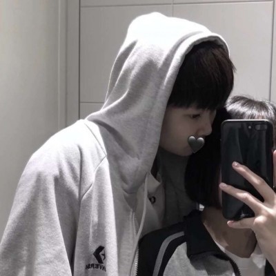 黑白头像女蹲着1