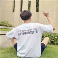 一个男孩扭过头笑的一个黑白头像2