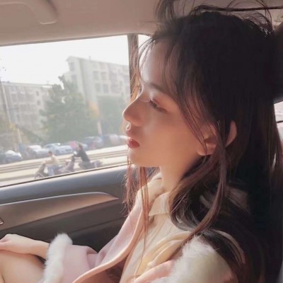 一个男孩扭过头笑的一个黑白头像1