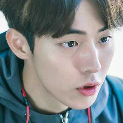 男生红眼睛白头像8