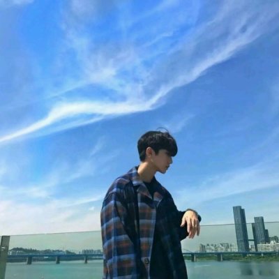 手绘黑白动漫帅哥头像素描7