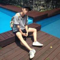 中分眼镜帅哥头像1