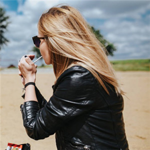 头像女丧气真人黑白头发挡脸2