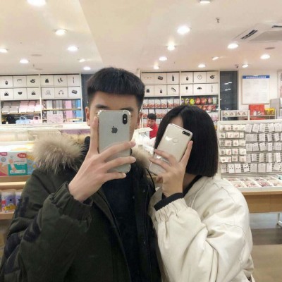 穿黑色衣服拿手机头像7