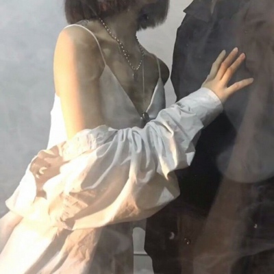 女生解男生皮带情侣头像10