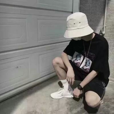 全网最好看头像图片拿着手机10