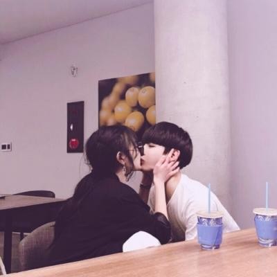 卡通头像女生高清背影图片9