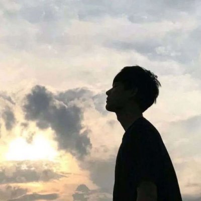 一个男孩扭过头笑的一个黑白头像5
