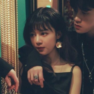 黑色半身女头像女生10