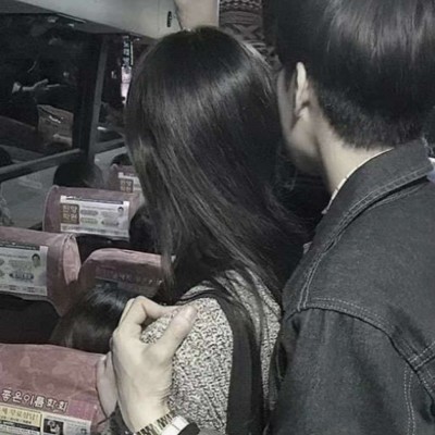 抖音牵美女狗卡通头像10