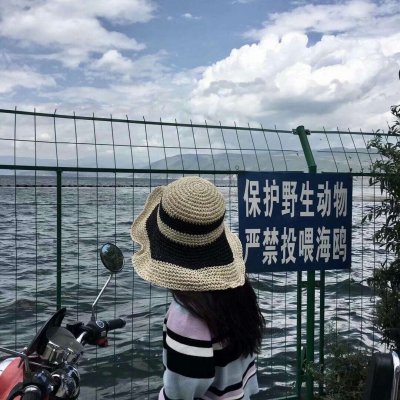 叼着烟的女生个性头像1