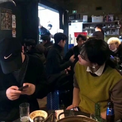 蹲着的男生头像4 蹲着的男生头像4