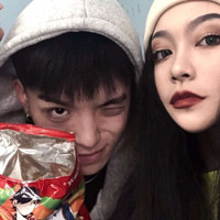 黑黄帽子的闺蜜头像7