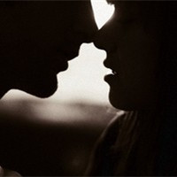 女生拿手机挡脸的情侣头像10
